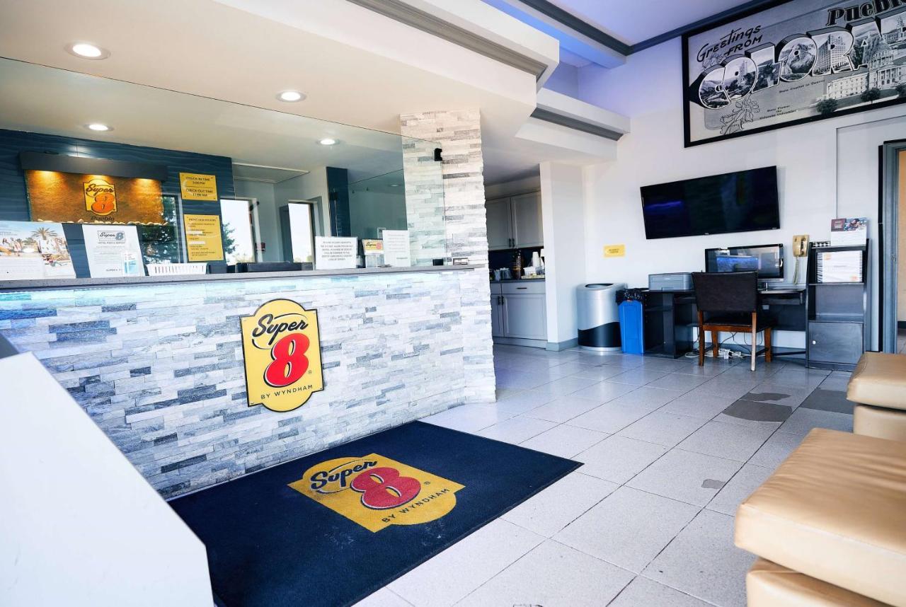Super 8 By Wyndham Pueblo Hotell Exteriör bild