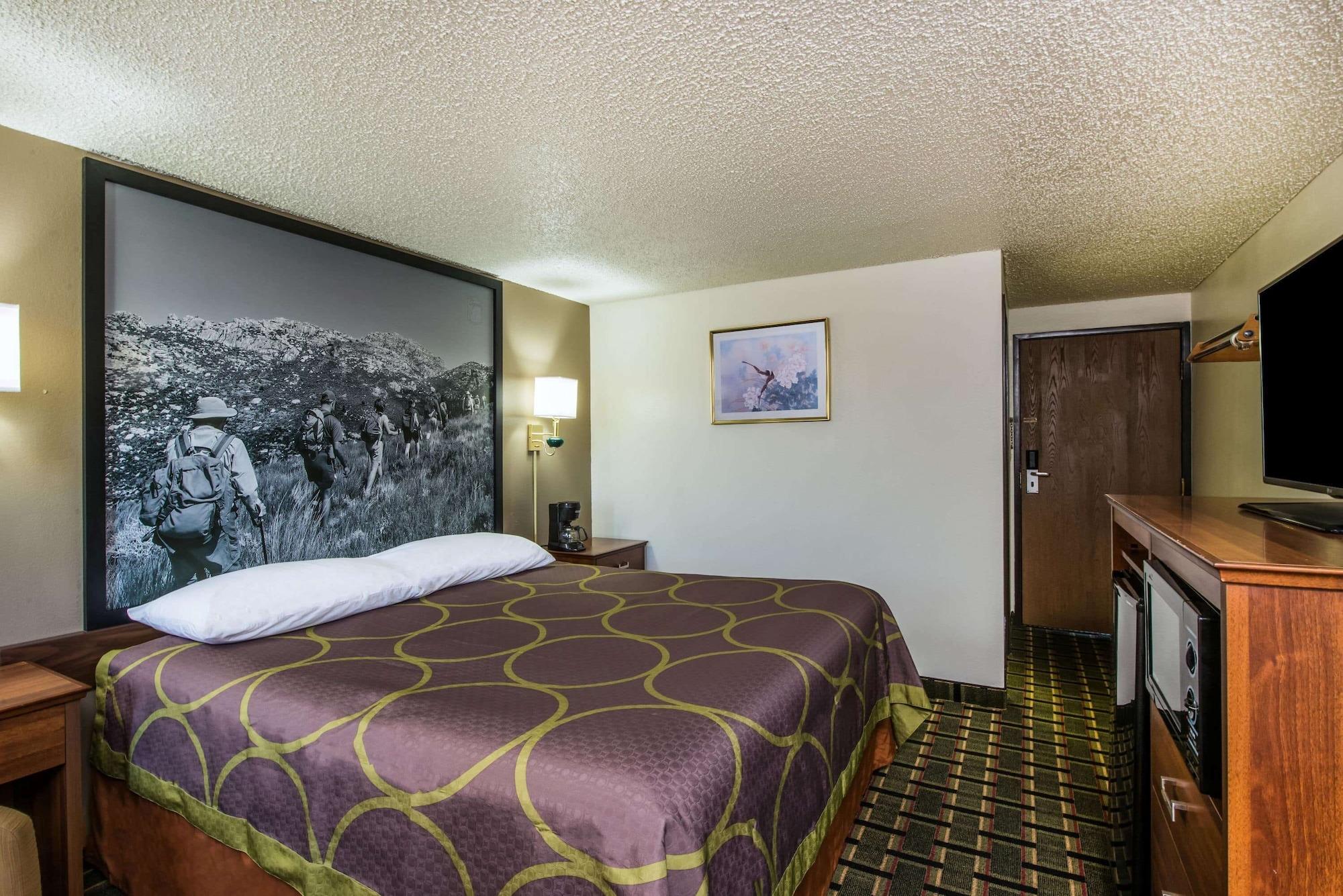 Super 8 By Wyndham Pueblo Hotell Exteriör bild
