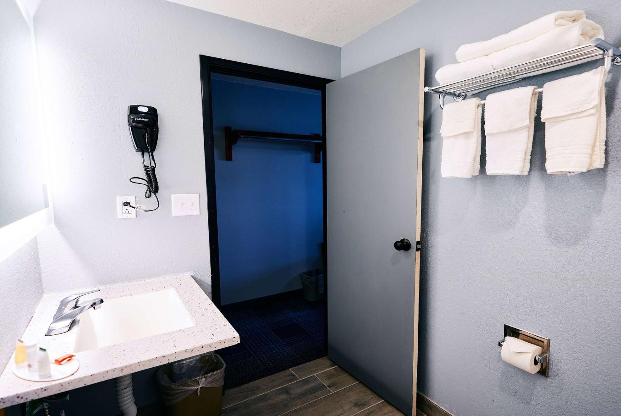 Super 8 By Wyndham Pueblo Hotell Exteriör bild