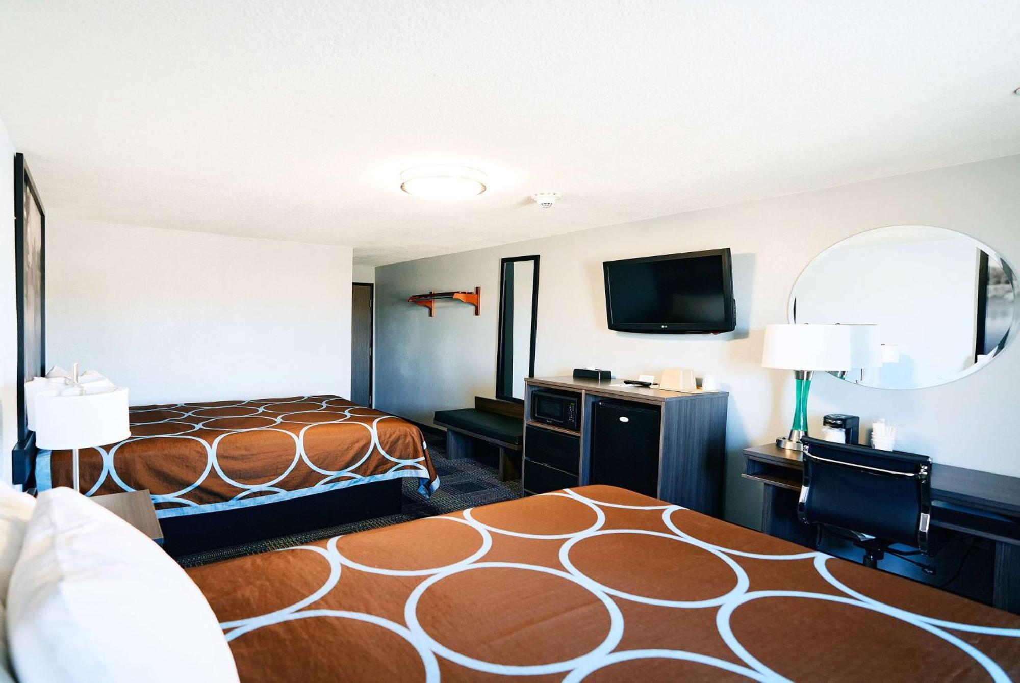 Super 8 By Wyndham Pueblo Hotell Exteriör bild