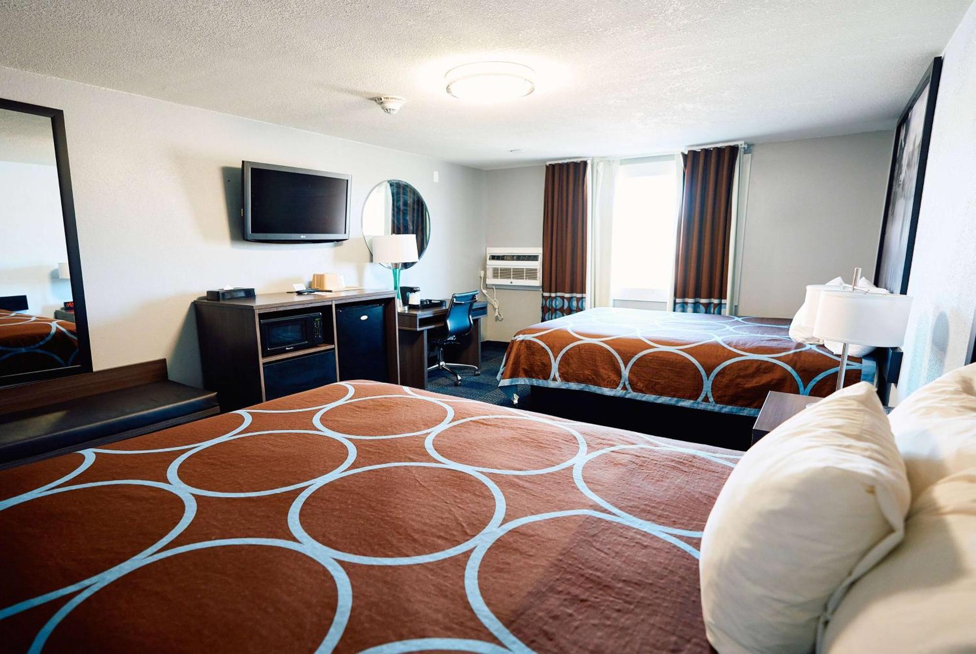 Super 8 By Wyndham Pueblo Hotell Exteriör bild
