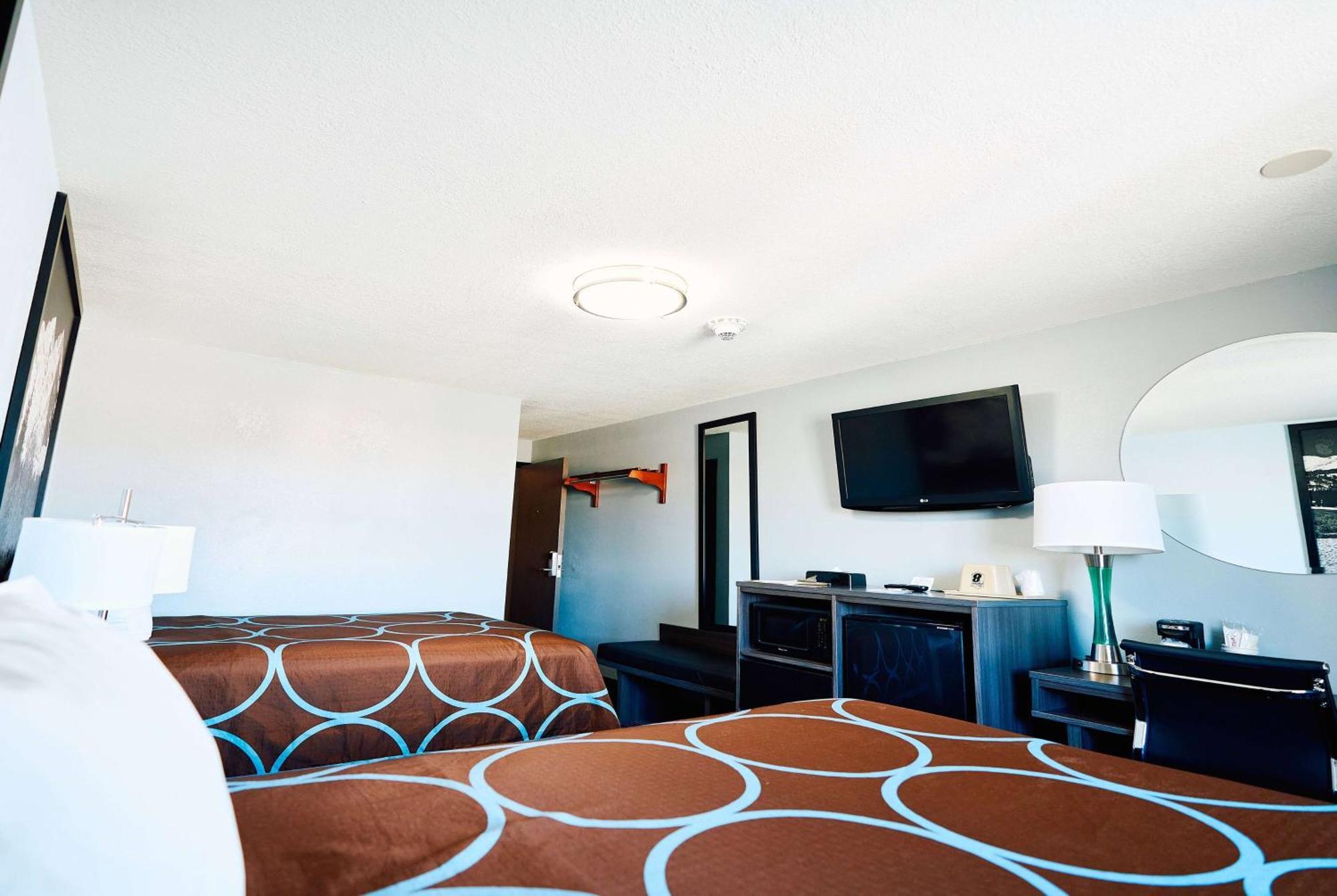Super 8 By Wyndham Pueblo Hotell Exteriör bild