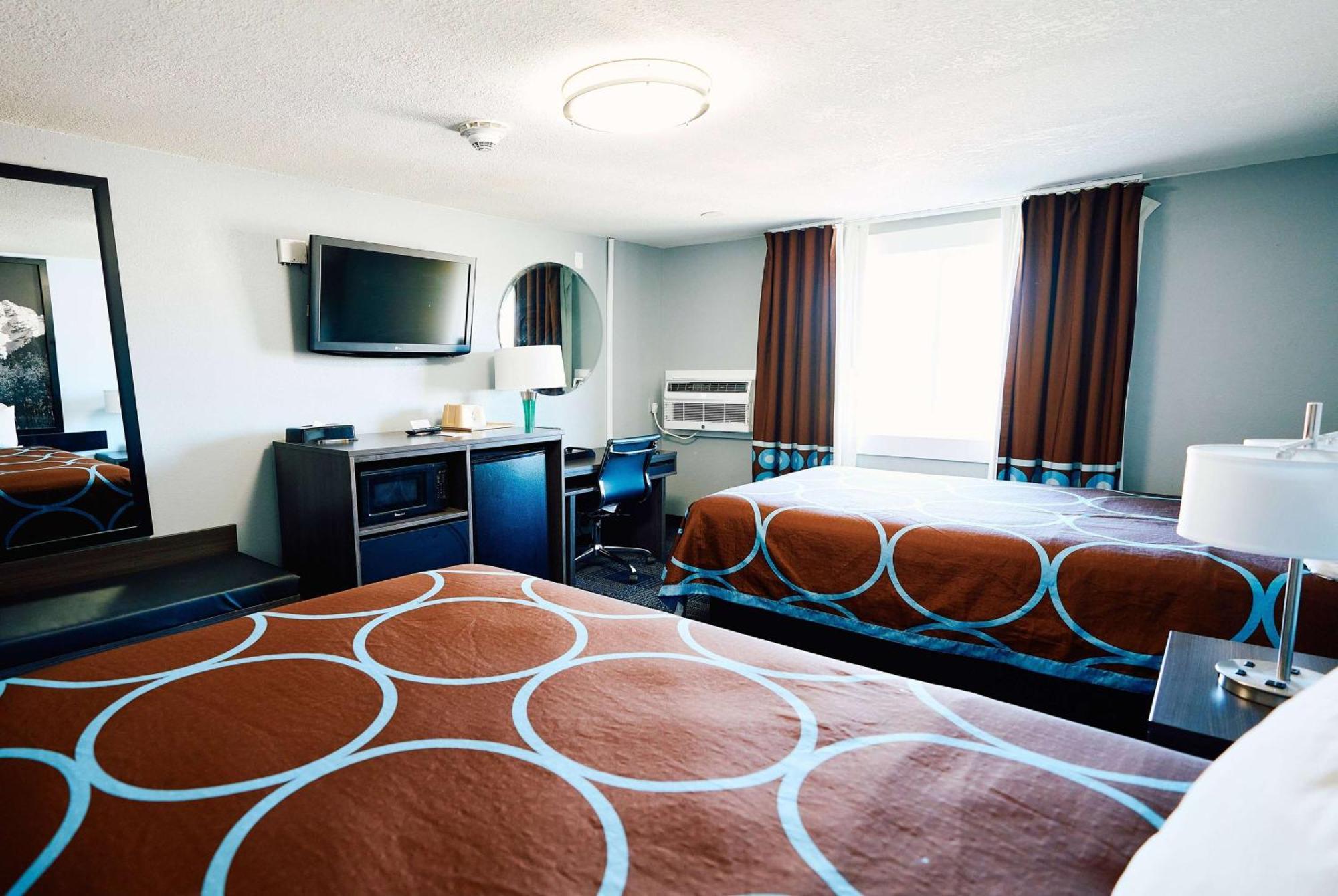 Super 8 By Wyndham Pueblo Hotell Exteriör bild