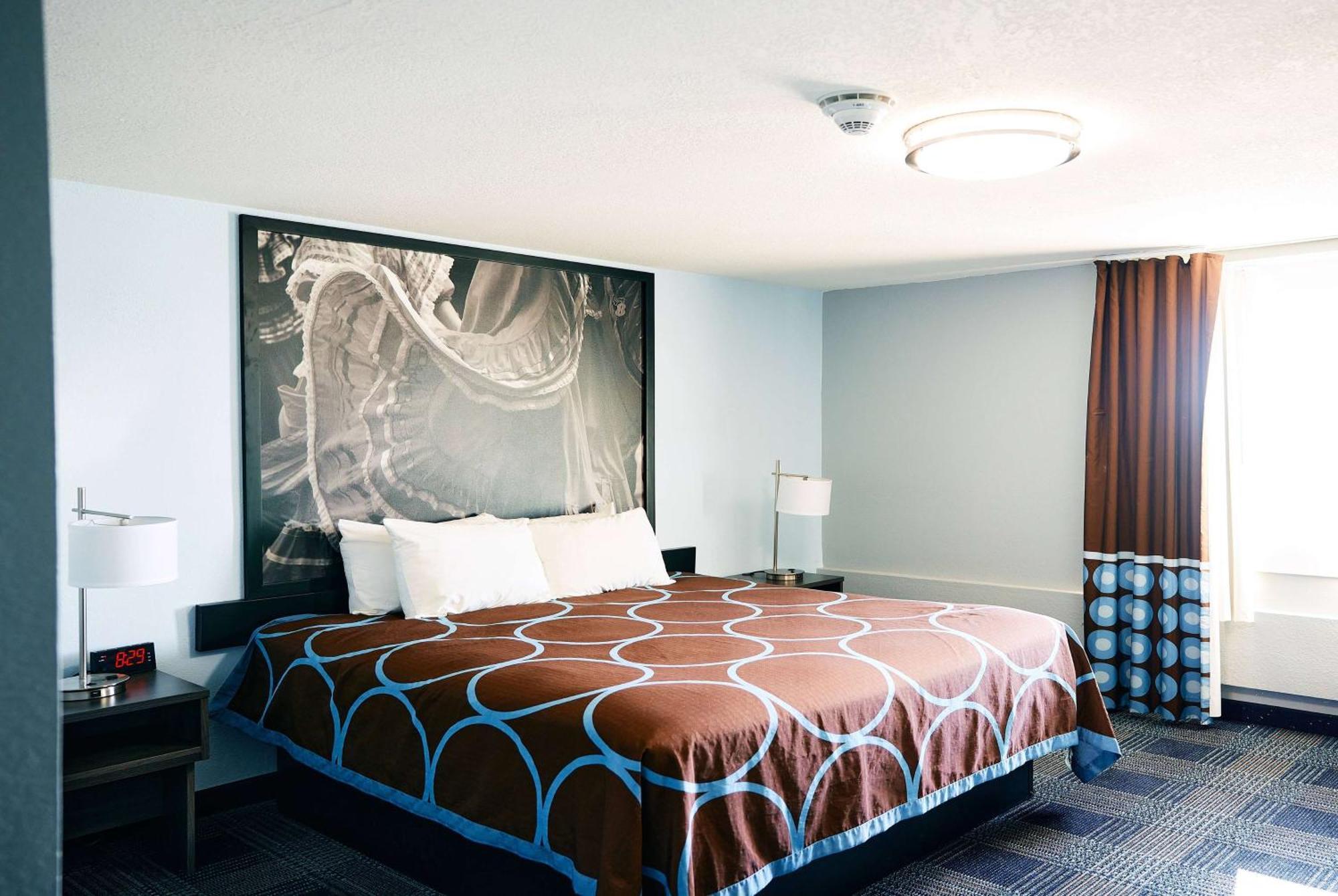 Super 8 By Wyndham Pueblo Hotell Exteriör bild