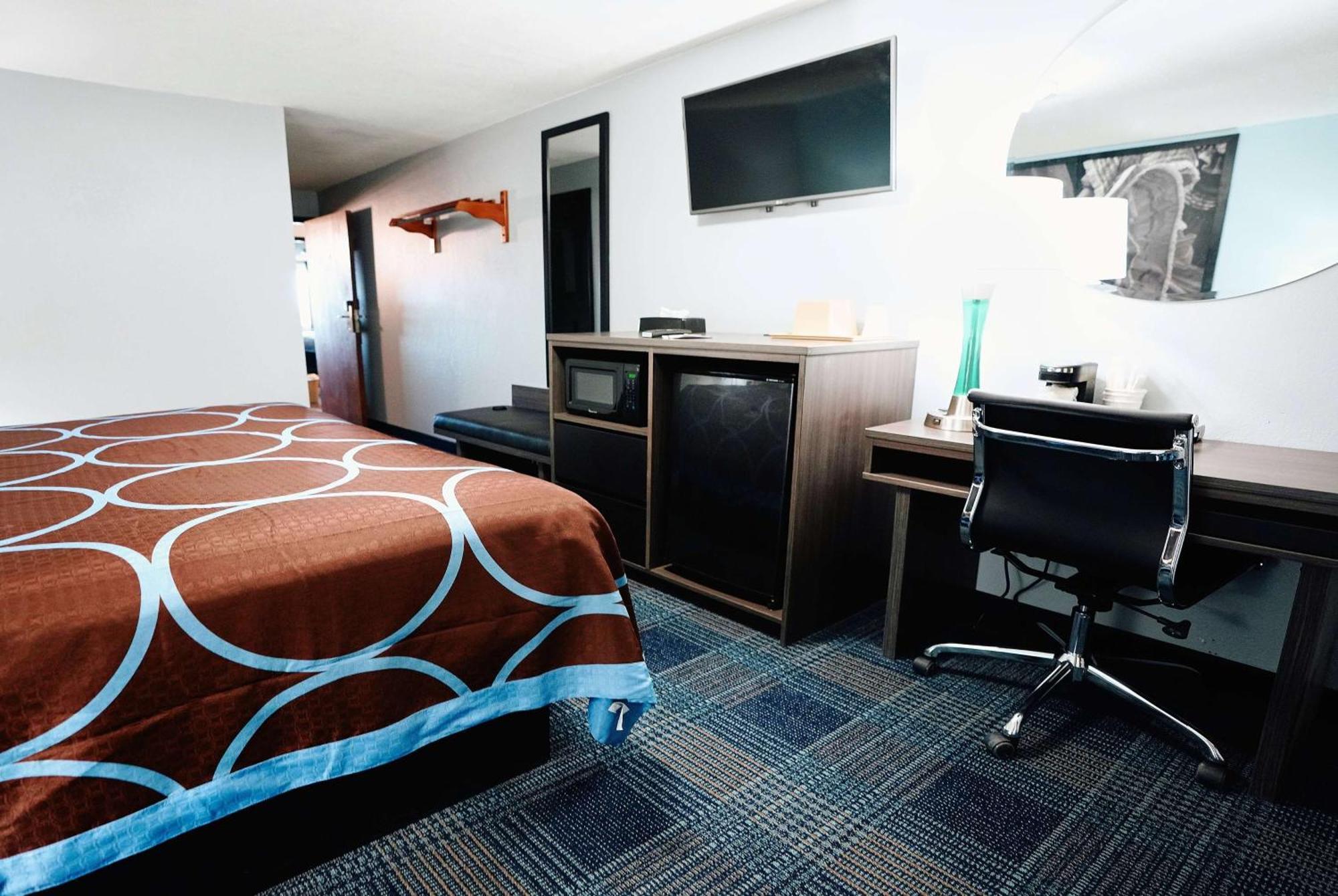Super 8 By Wyndham Pueblo Hotell Exteriör bild