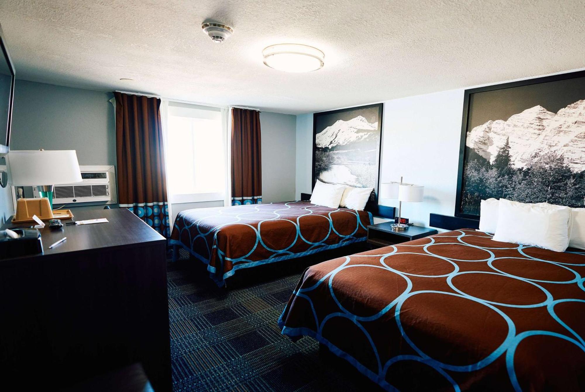 Super 8 By Wyndham Pueblo Hotell Exteriör bild