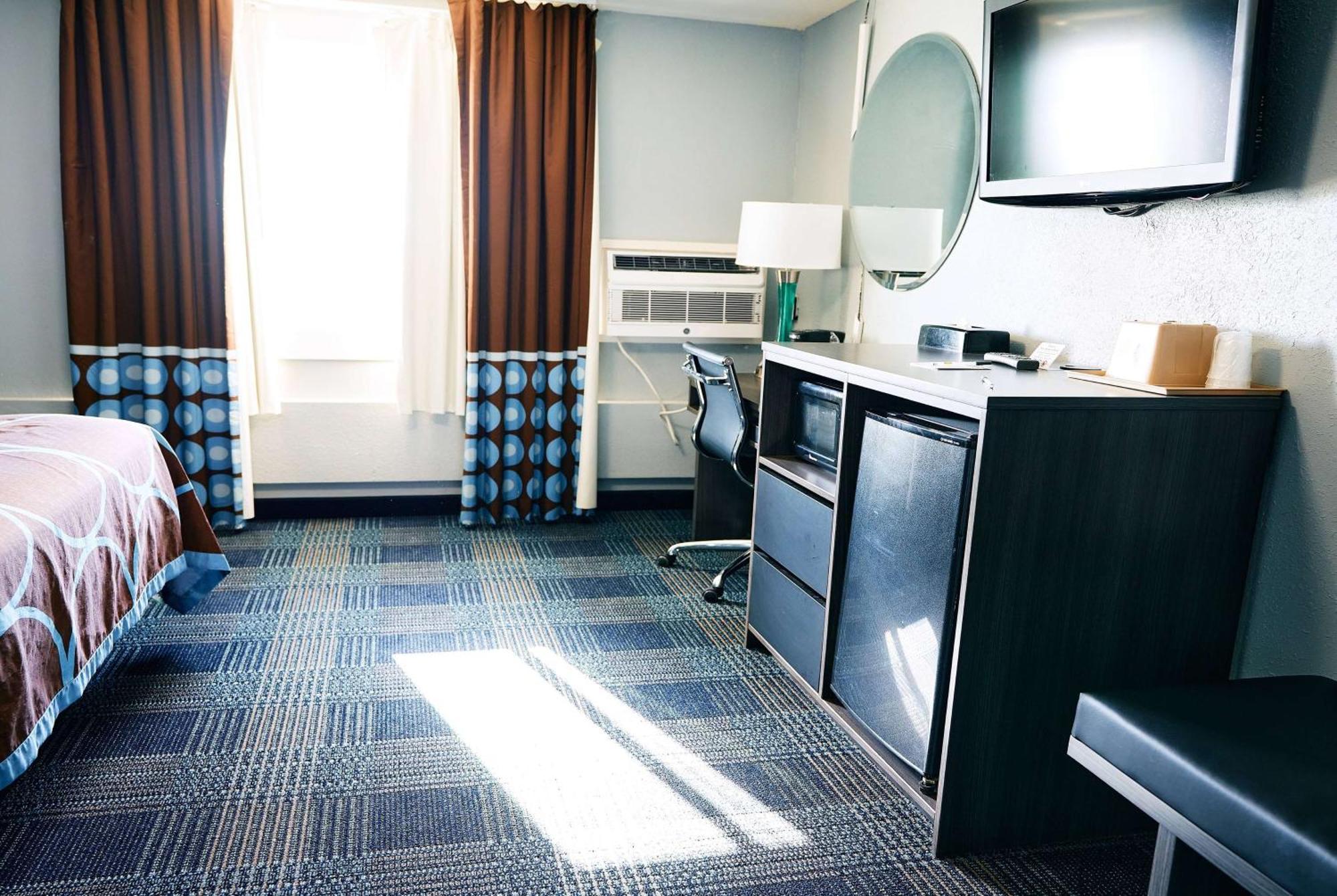 Super 8 By Wyndham Pueblo Hotell Exteriör bild