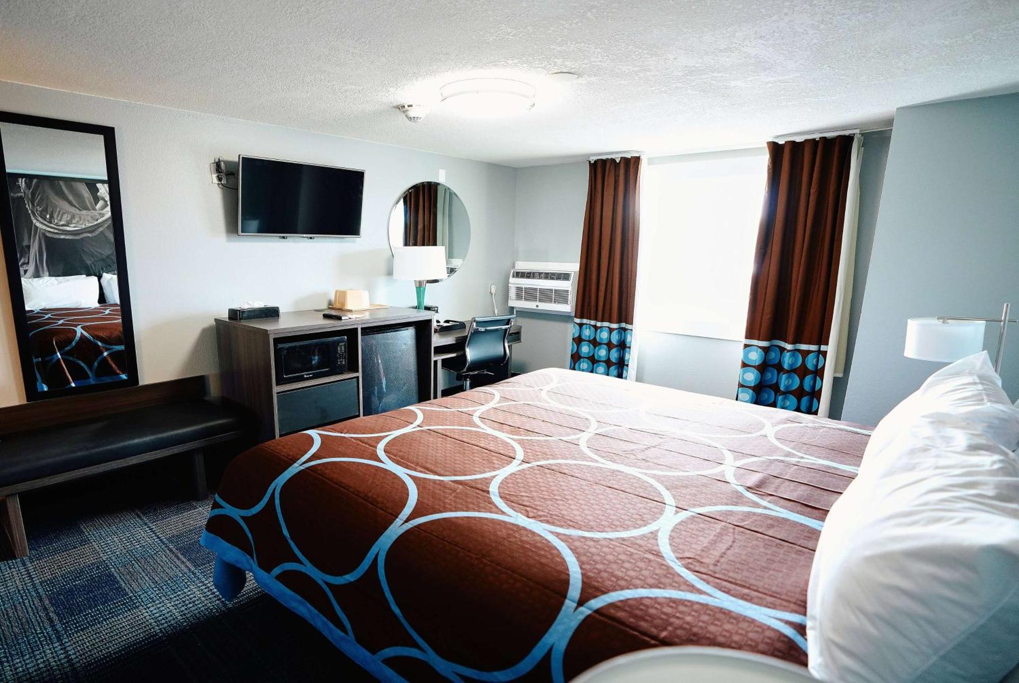 Super 8 By Wyndham Pueblo Hotell Exteriör bild