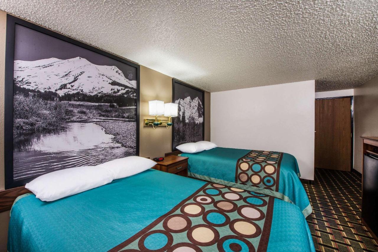 Super 8 By Wyndham Pueblo Hotell Exteriör bild